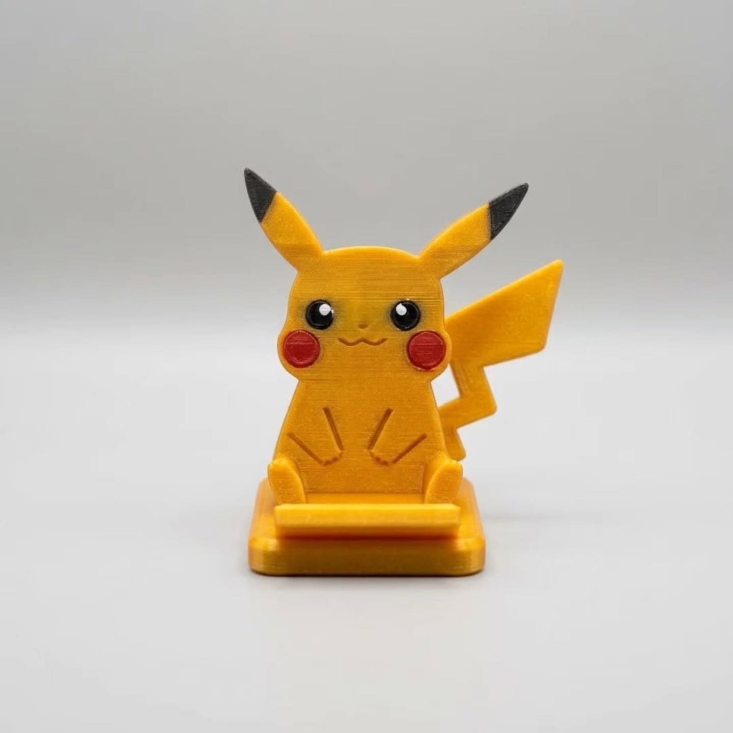 Pikachu agora também segura o celular por aqui.